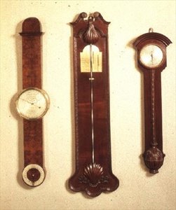 Trzy barometry: po lewej: mahoń, styl Chippendale; środek: Chippendale z motywem muszli; po prawej: cis zadziorowy, John Halifax z Barnsley, 1720 autorstwa English School